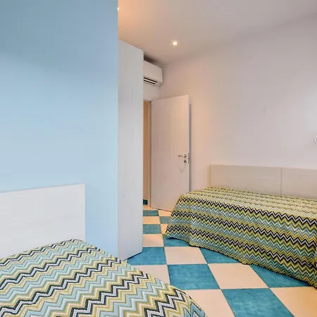 Beautiful In With Kitchen Apartment *